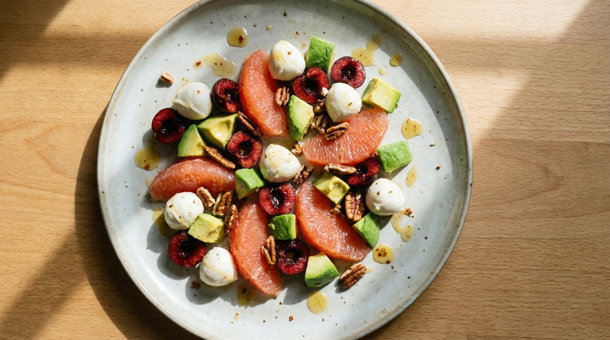 Insalata con mozzarelle, pompelmo rosa, avocado e noci pecan