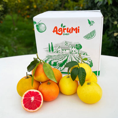 Gemischte Kiste mit rosa und gelben Grapefruits